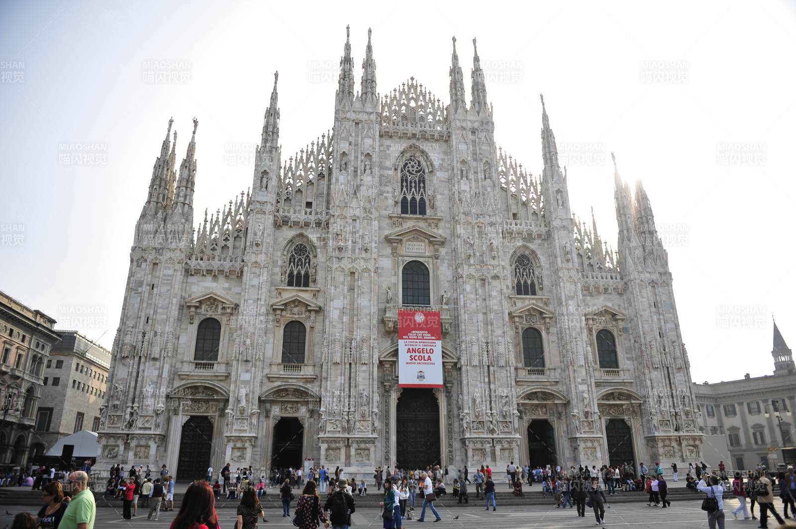米兰大教堂前的游客图片