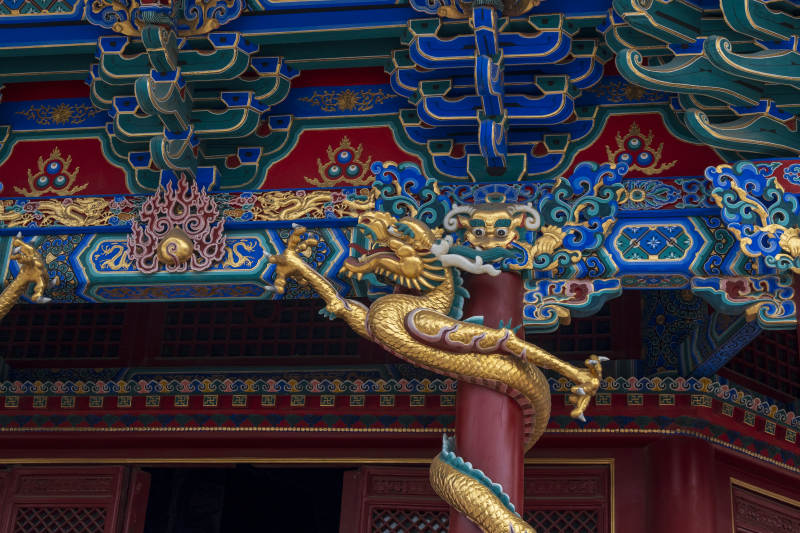 沈阳故宫大政殿金龙戏珠彩绘飞檐图片