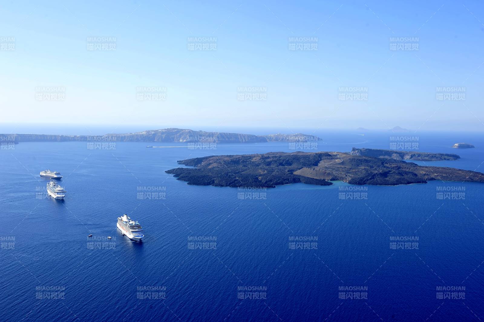 希腊圣托里尼碧海蓝天游轮行图片