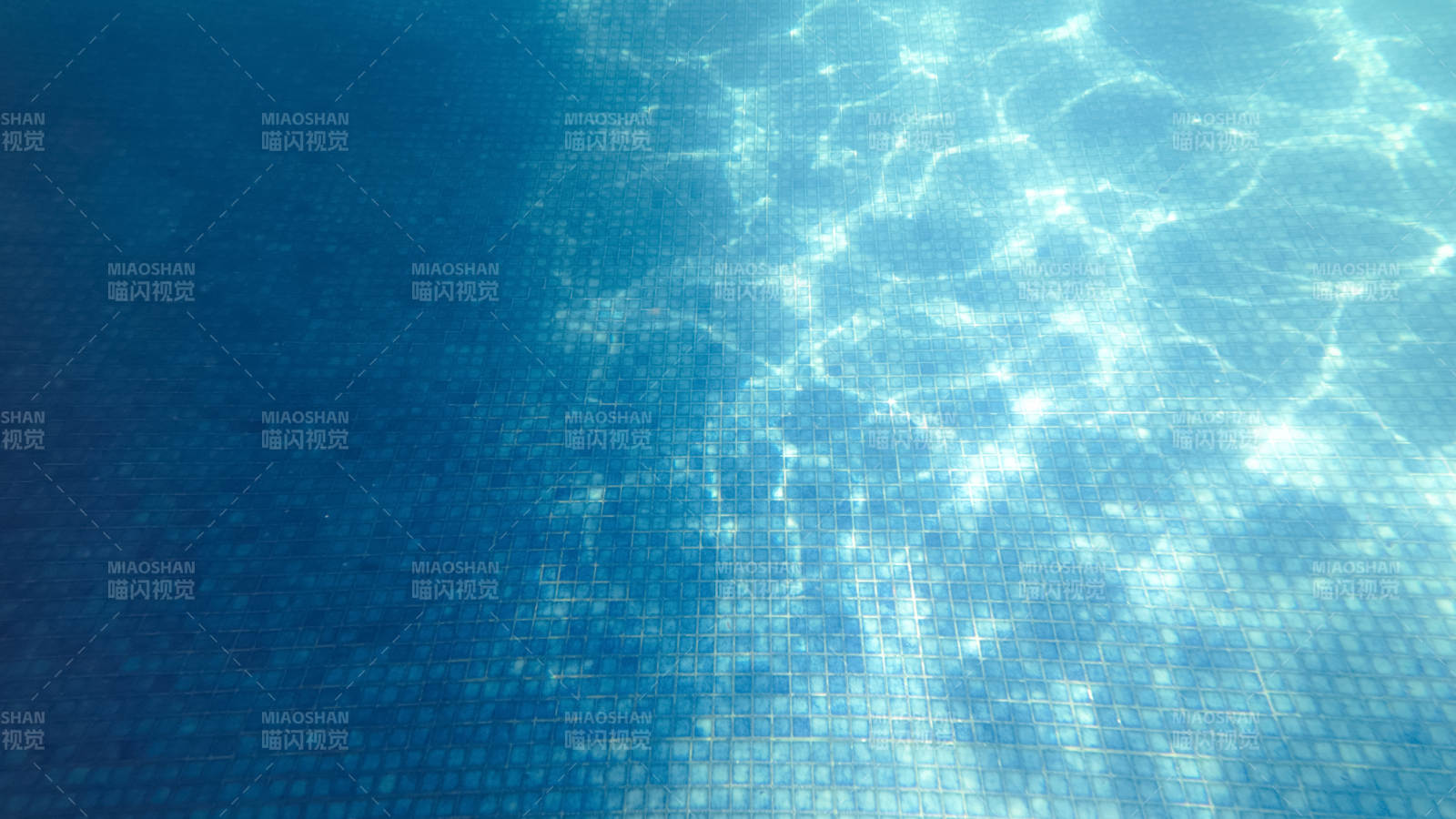 泳池水波光影图片