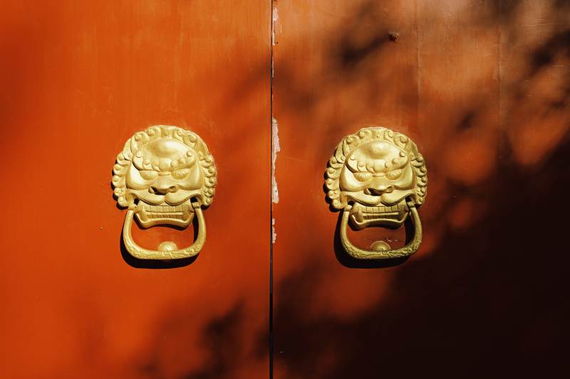 狮头门环映红墙图片