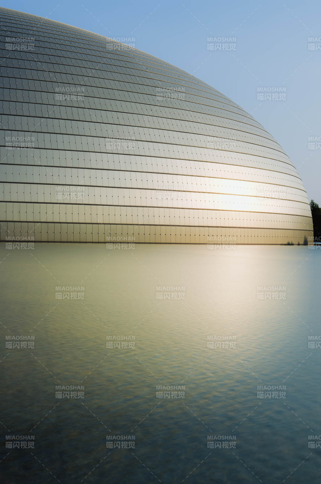 夕阳下的国家大剧院图片