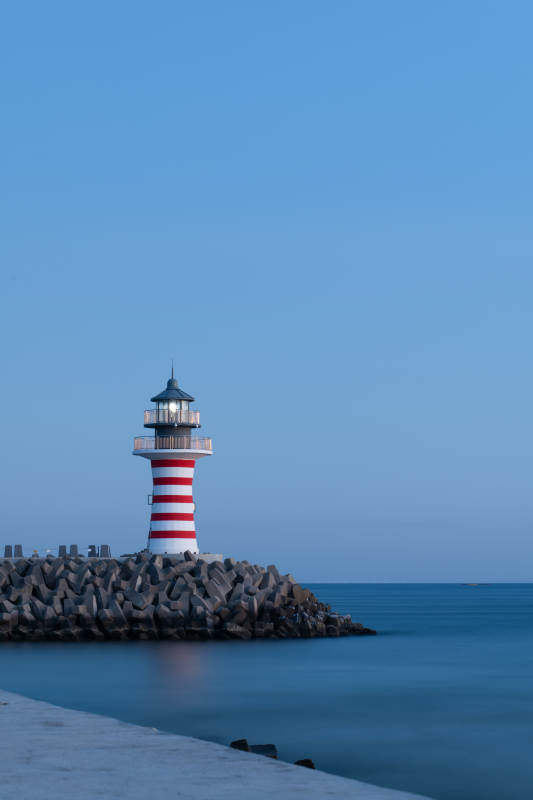 蓝调时刻的灯塔图片