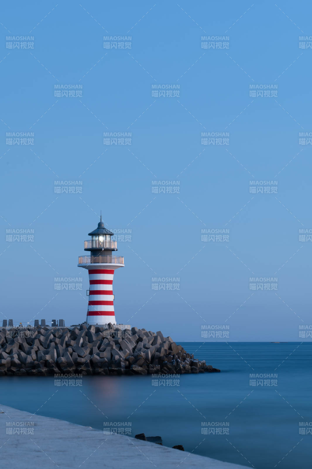 蓝调时刻的灯塔图片