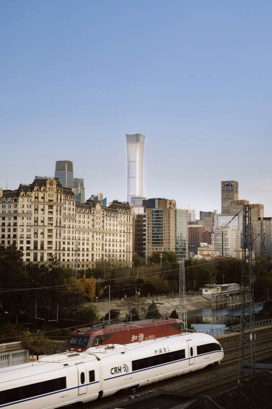 北京城市列车穿行图片