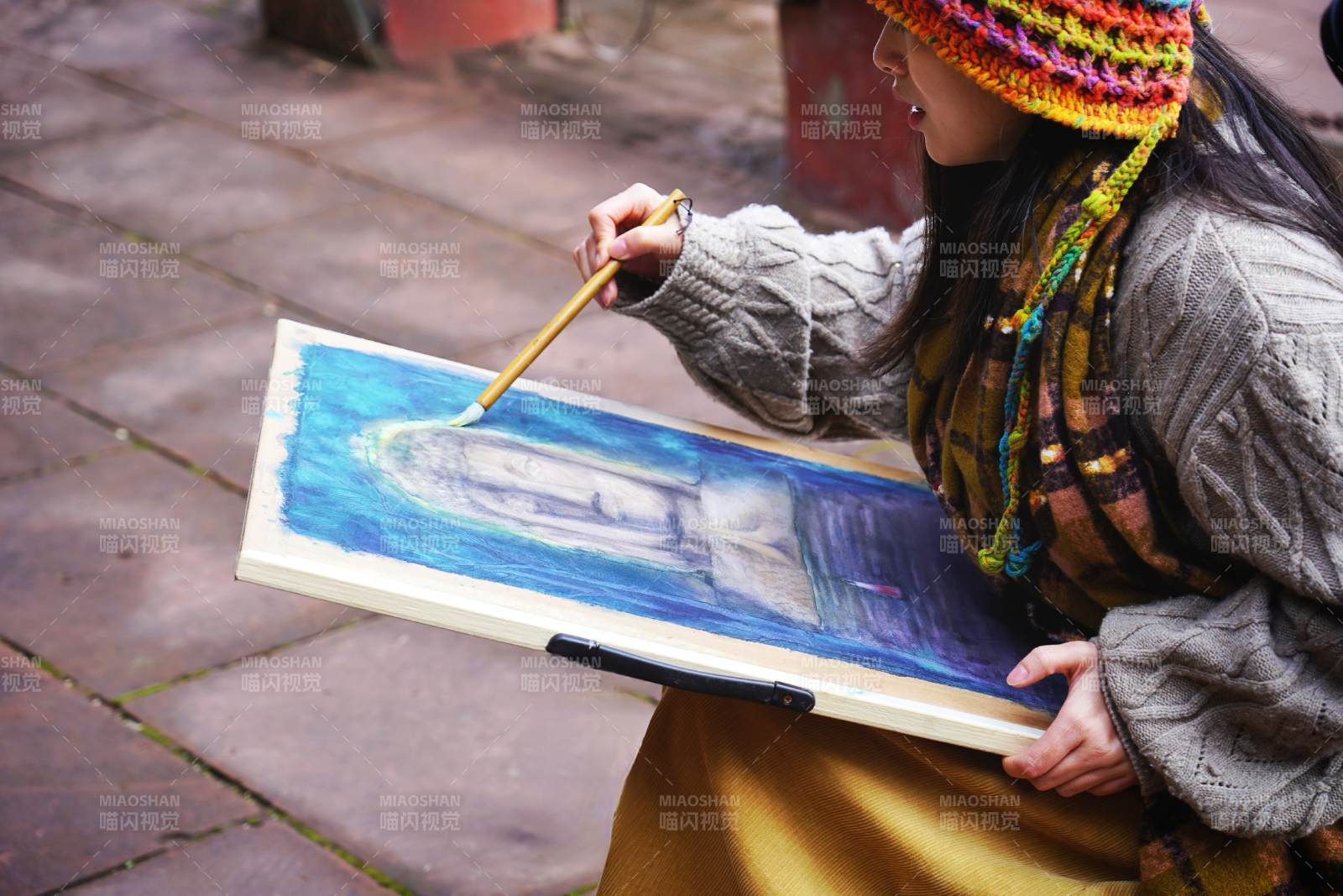 街头画家创作中图片