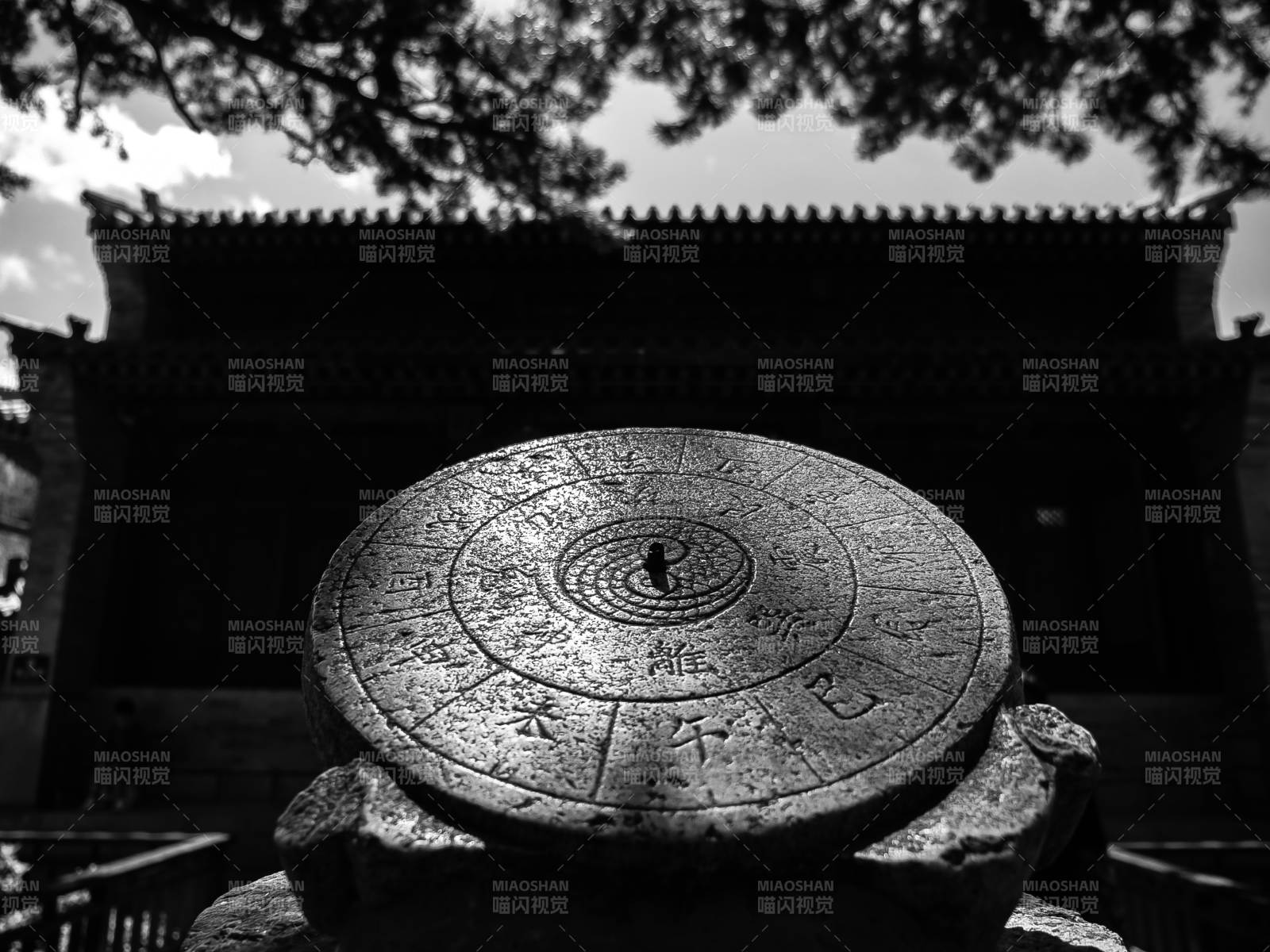 古钟静立庭院中图片