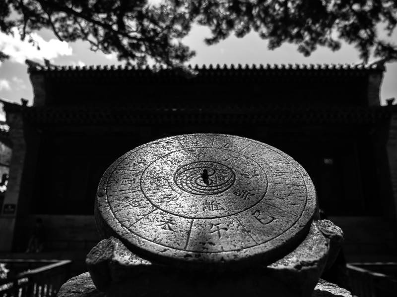 古钟静立庭院中图片