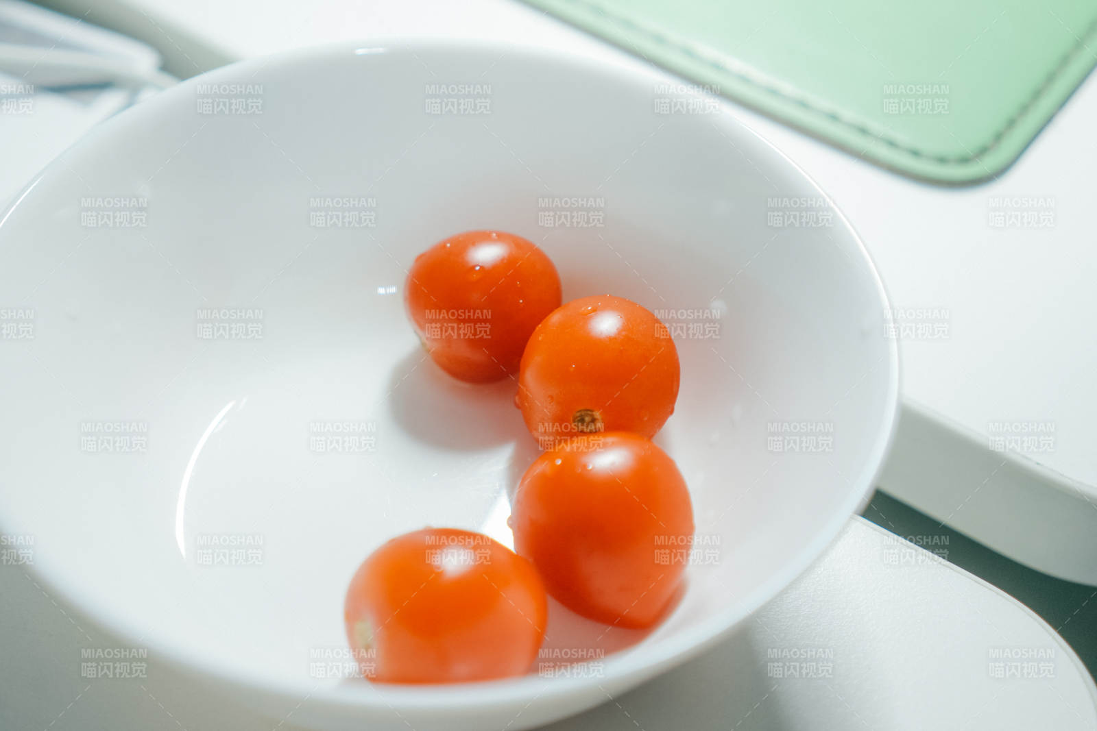 碗中四颗小番茄图片