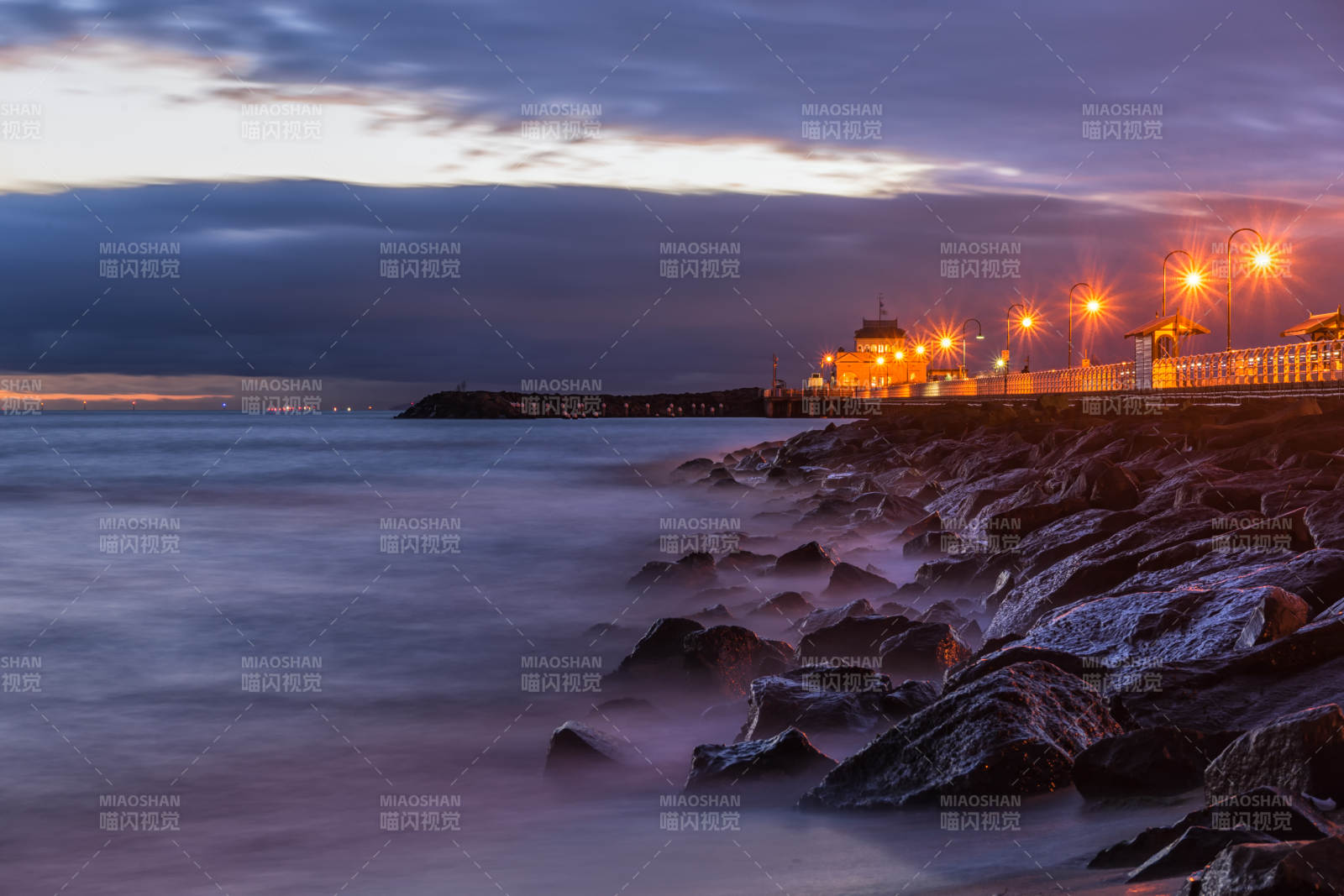 墨尔本暮色海岸灯影图片