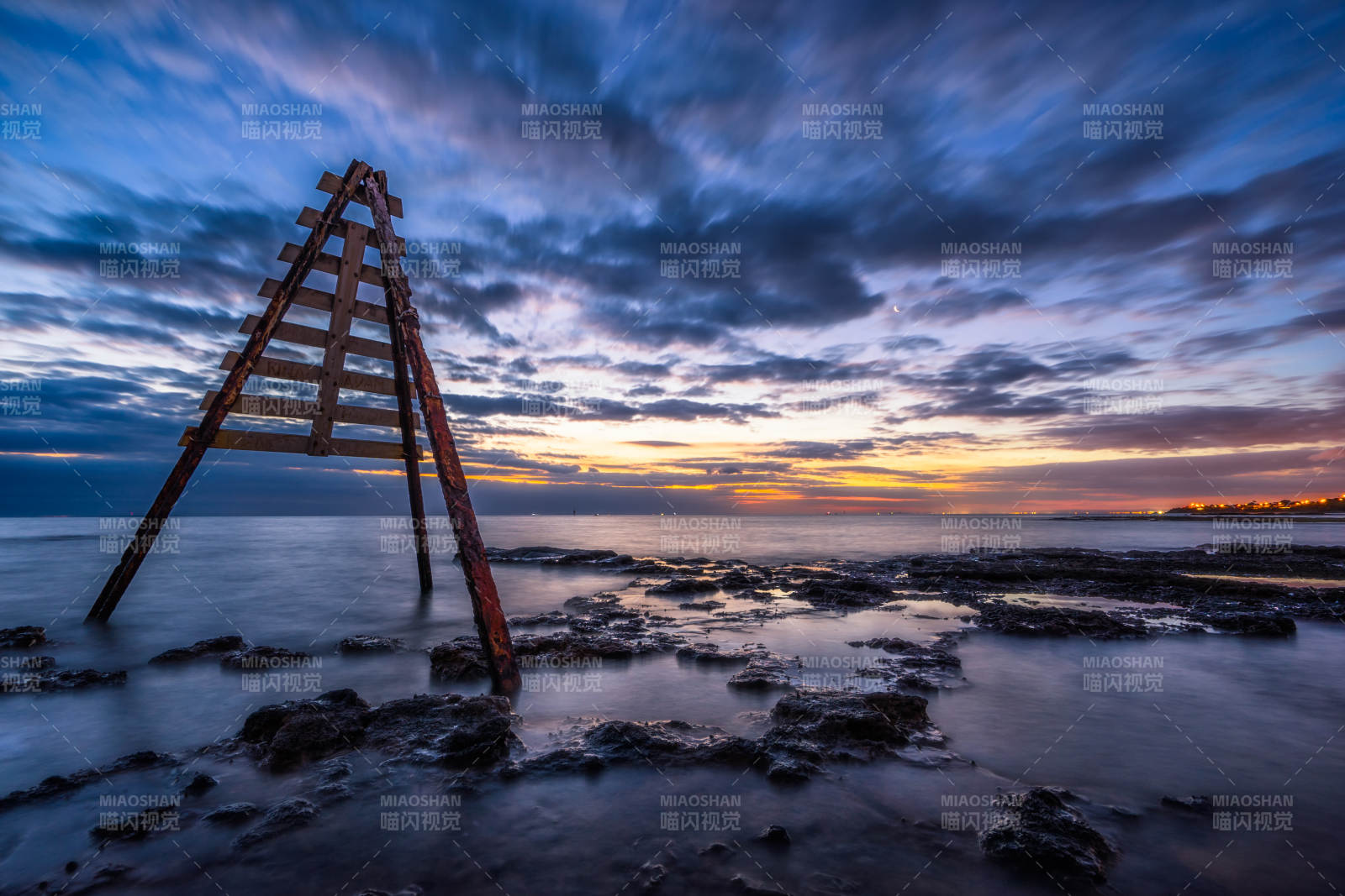 墨尔本暮色海岸废弃航标图片