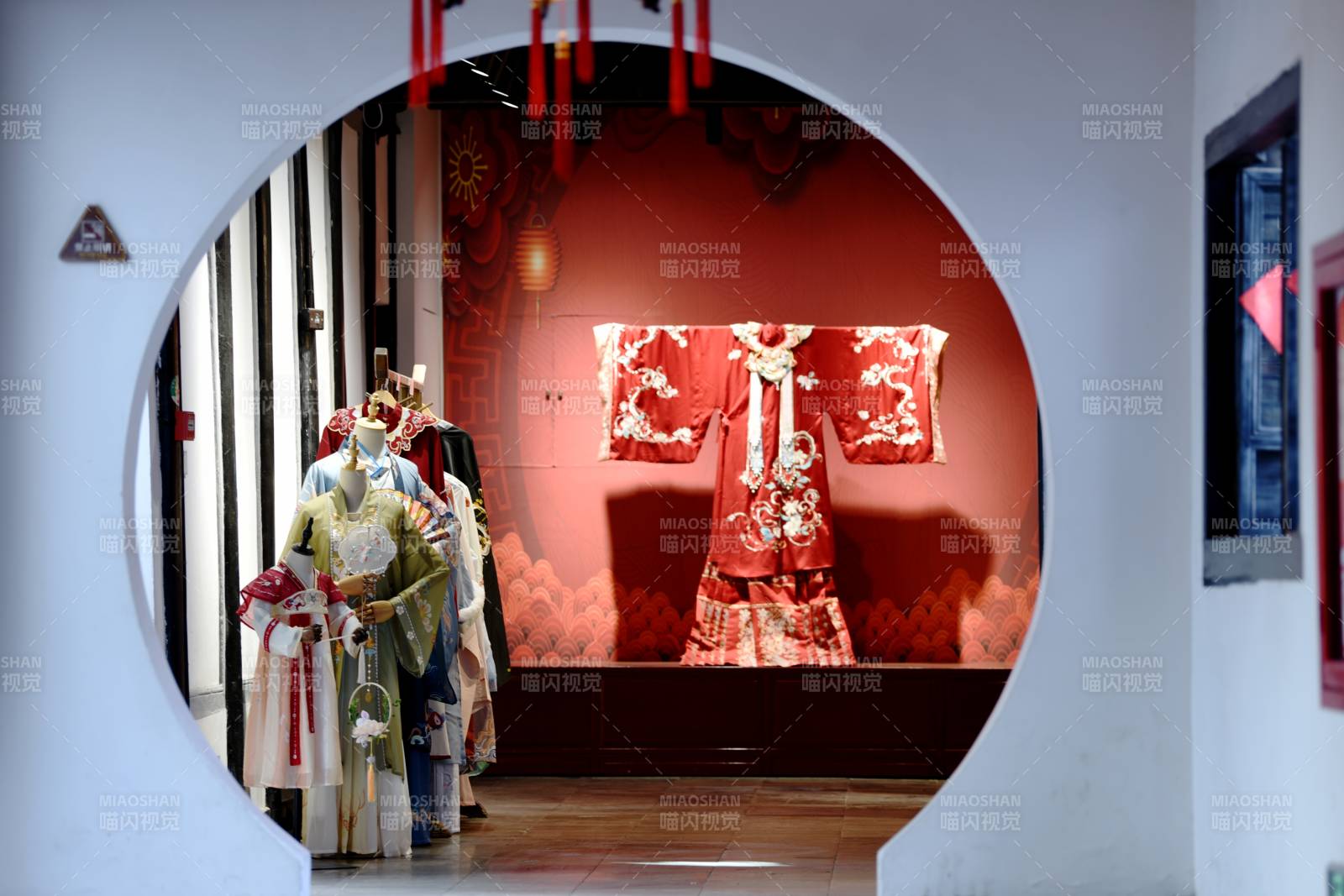 中国传统服饰展示窗景图片