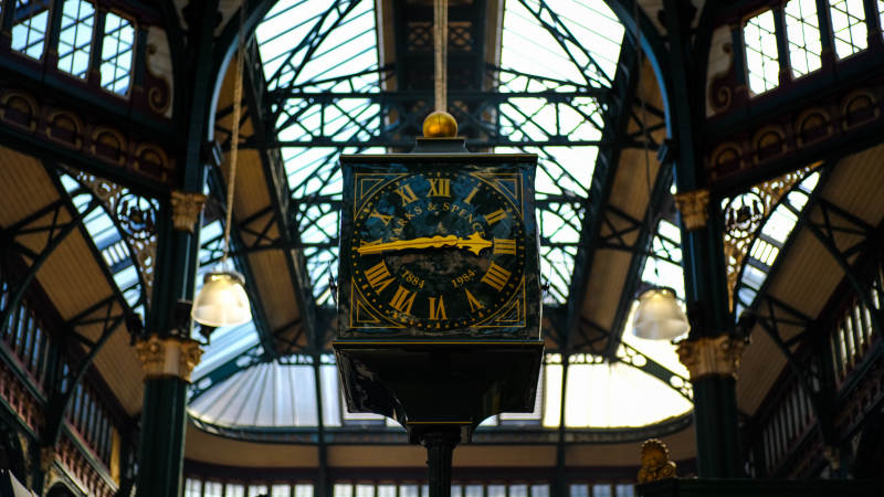 英国利兹市场的古老钟表图片