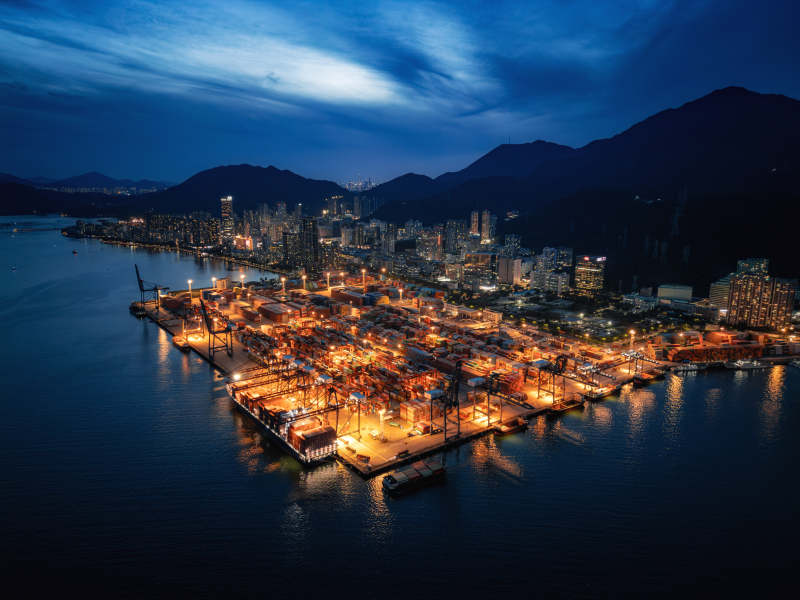 夜港灯火璀璨图片