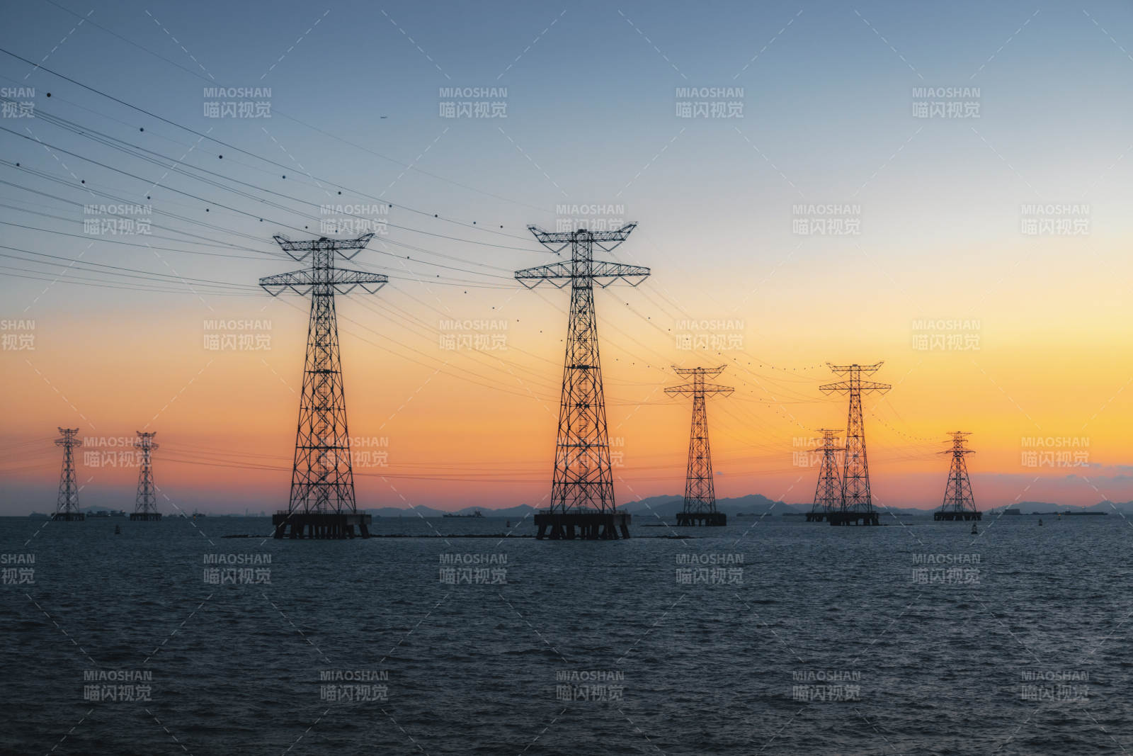 夕阳下的电力塔图片