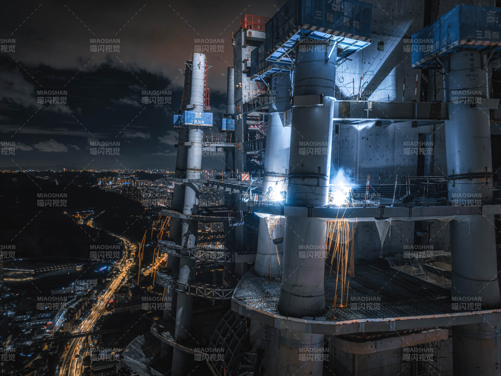 夜幕下的工人施工图片