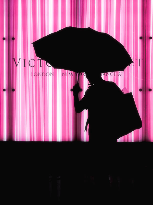 粉红幕布下的剪影图片