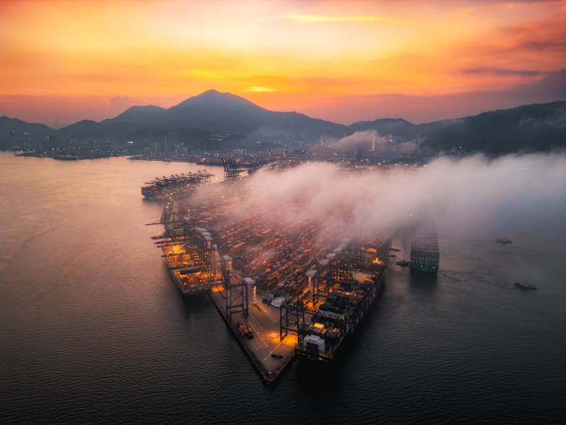 港湾晨雾映霞光图片