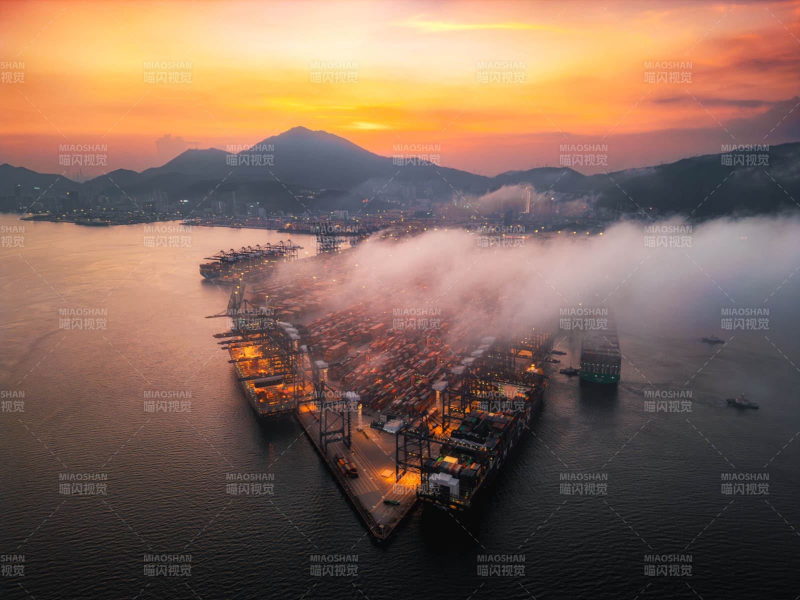 港湾晨雾映霞光图片