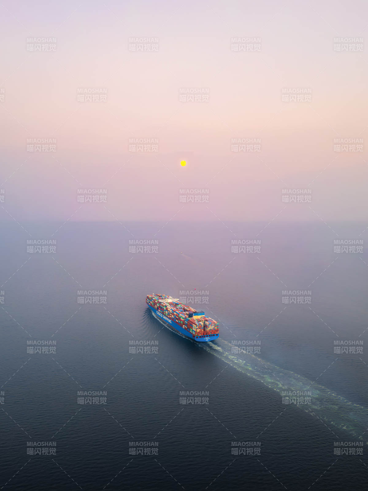 海上巨轮远航图片