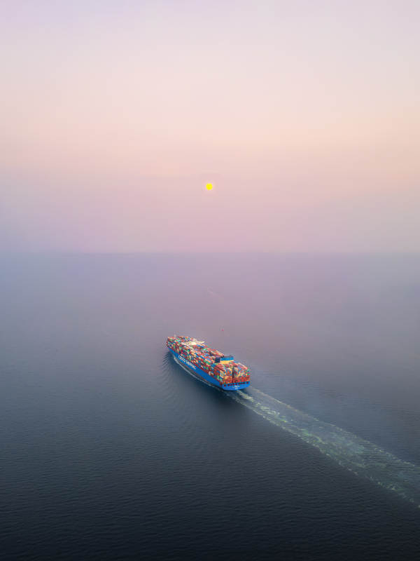 海上巨轮远航图片