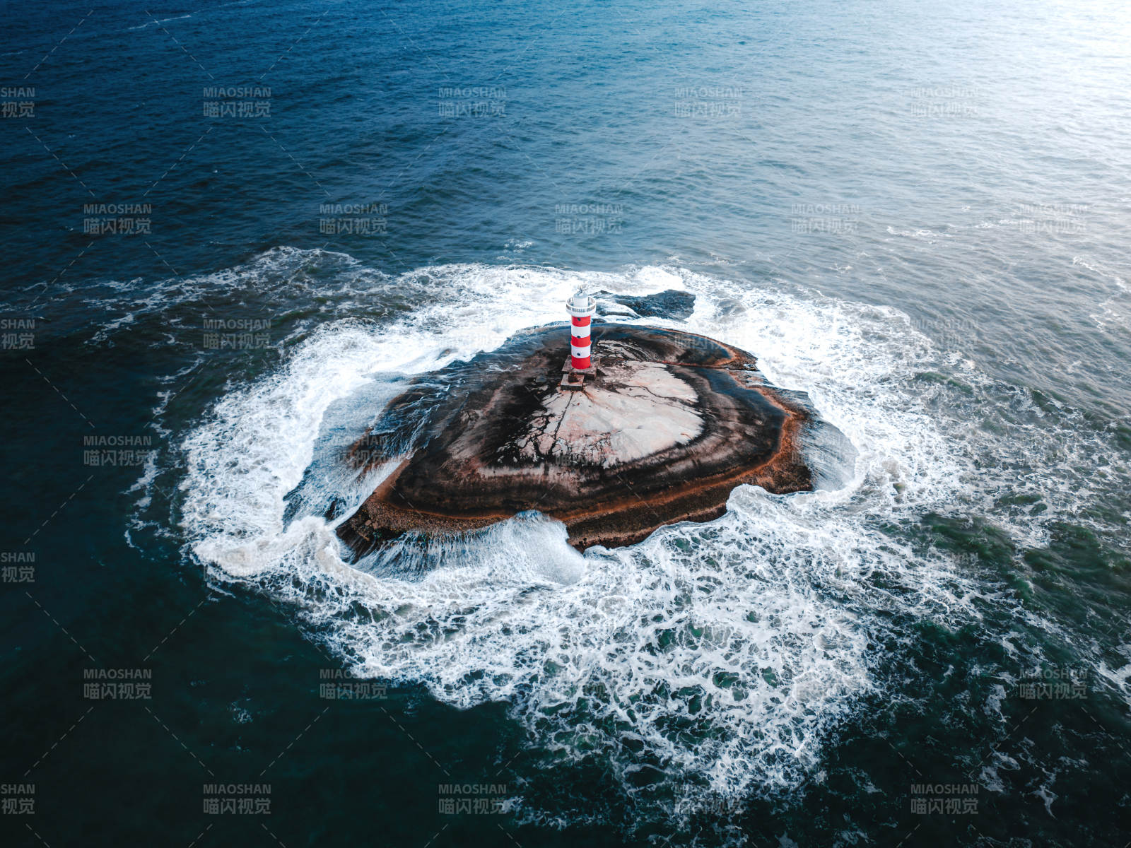 孤岛灯塔 海浪环绕图片