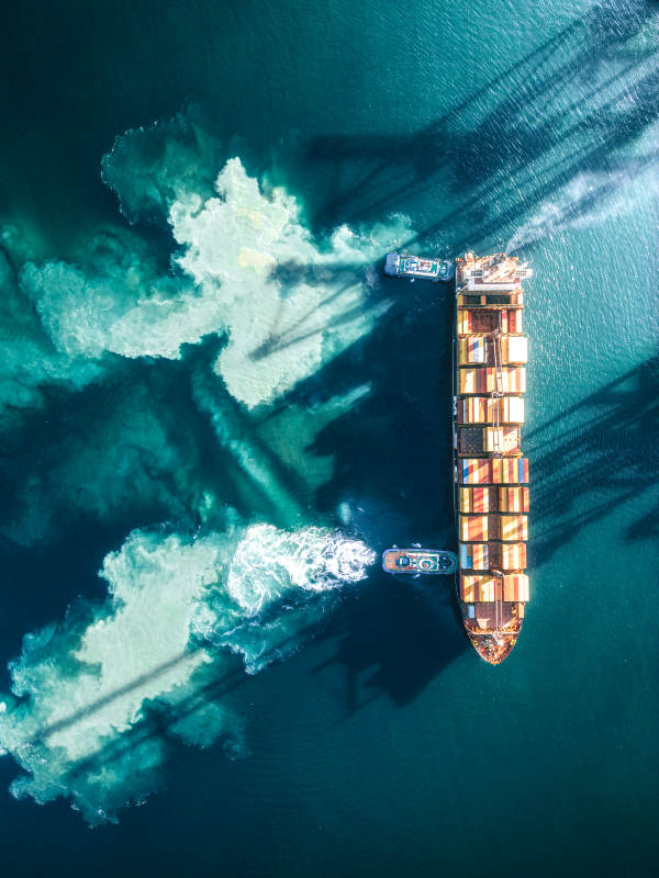 航拍货轮与拖船图片