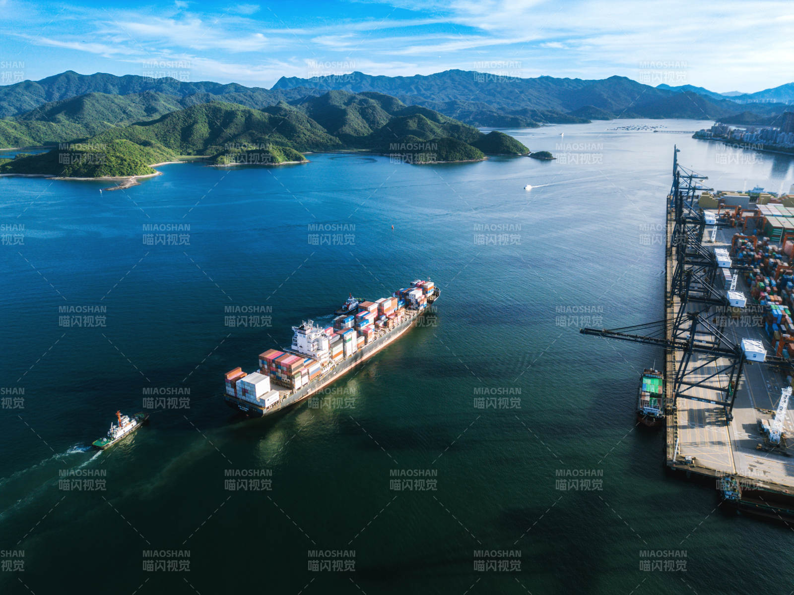 港口货轮装卸繁忙图片