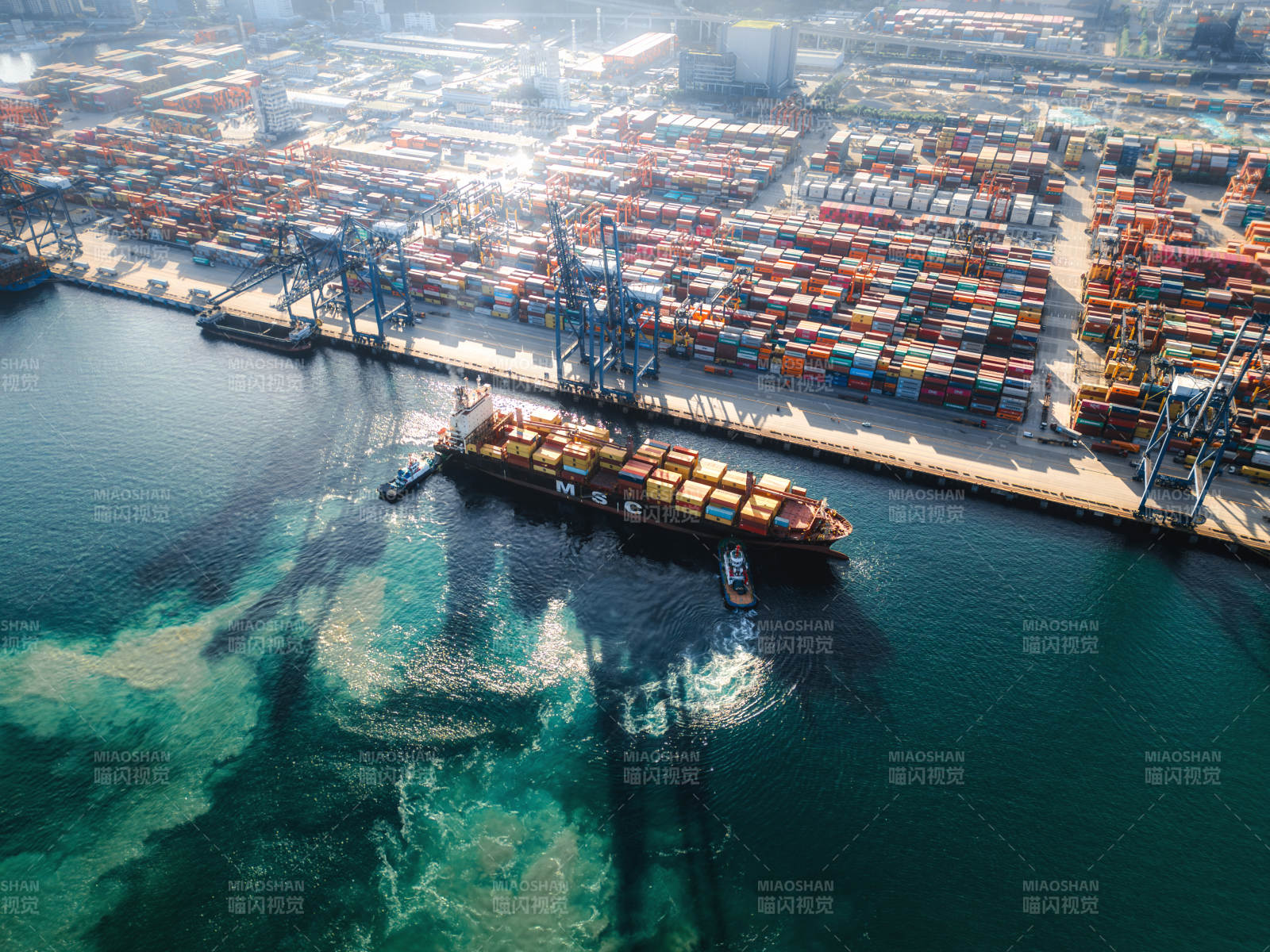 繁忙港口集装箱船图片