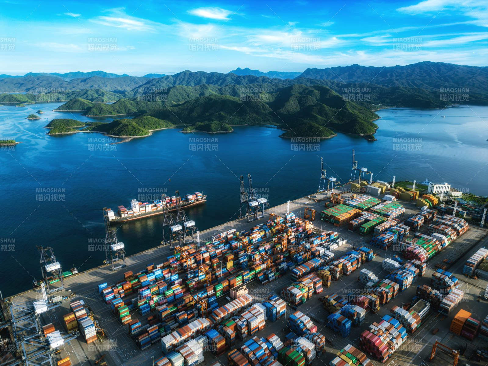 繁忙港口集装箱码头图片