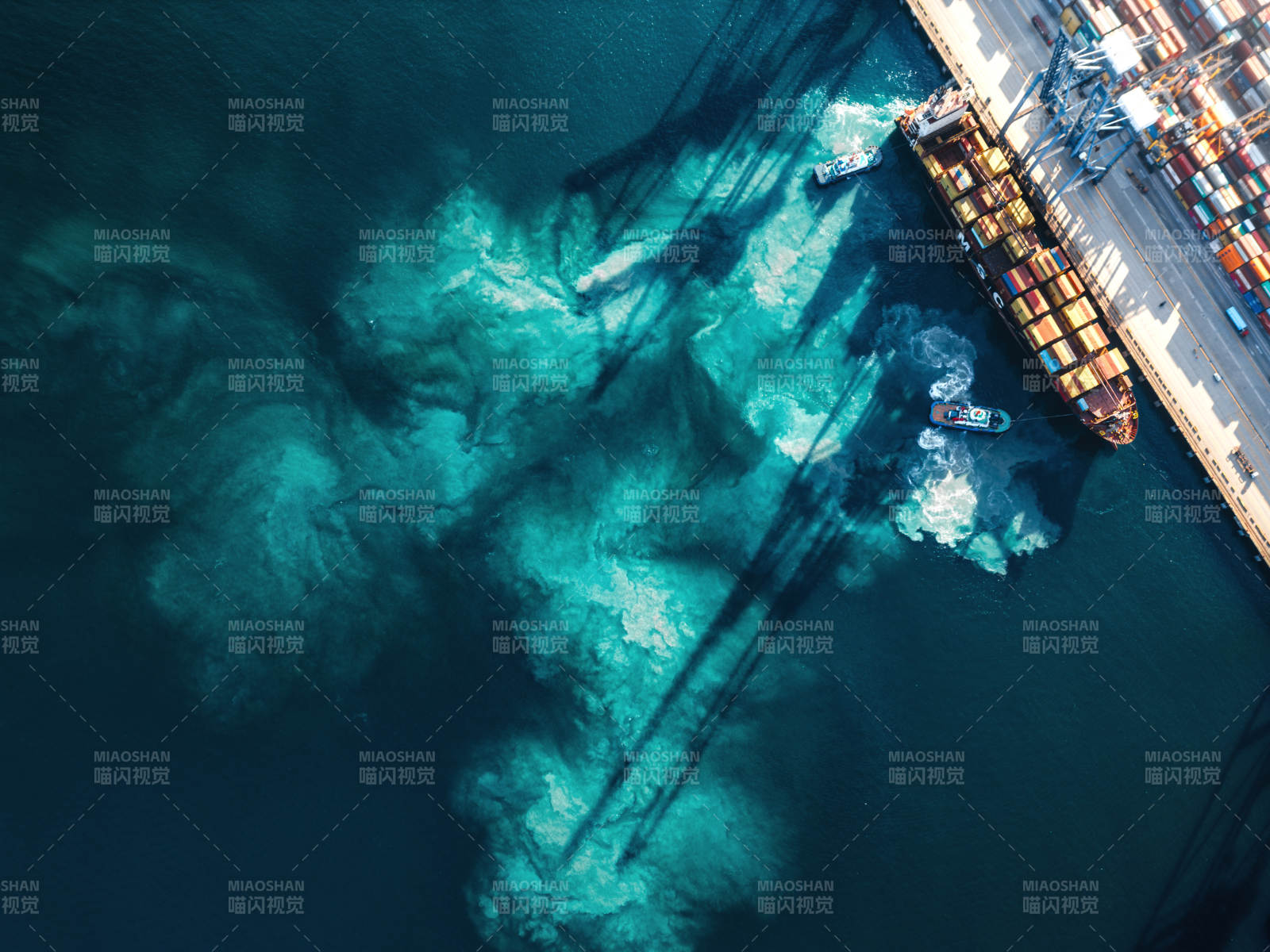 港口航拍 货轮停泊图片