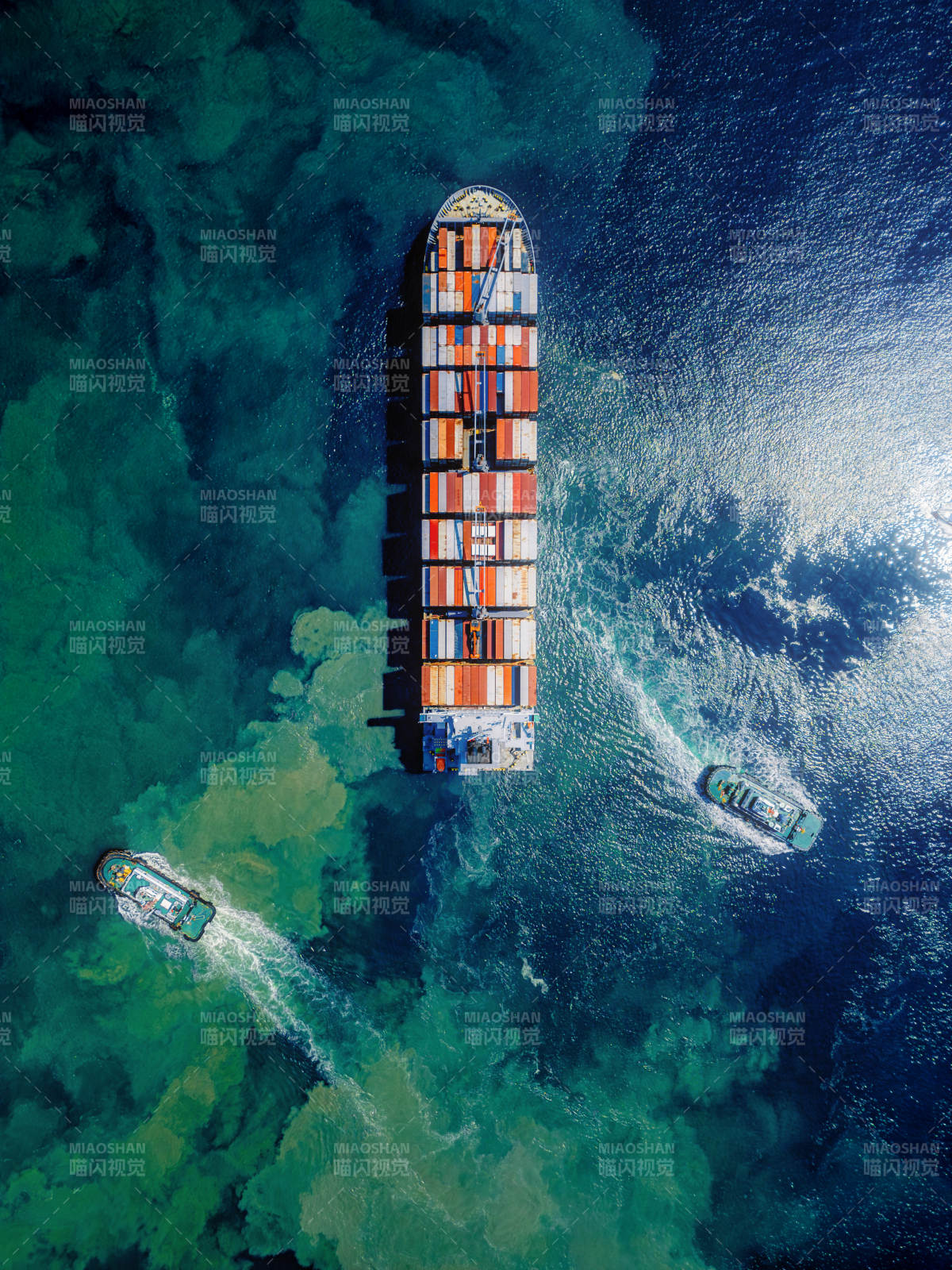 航拍货轮与拖船图片
