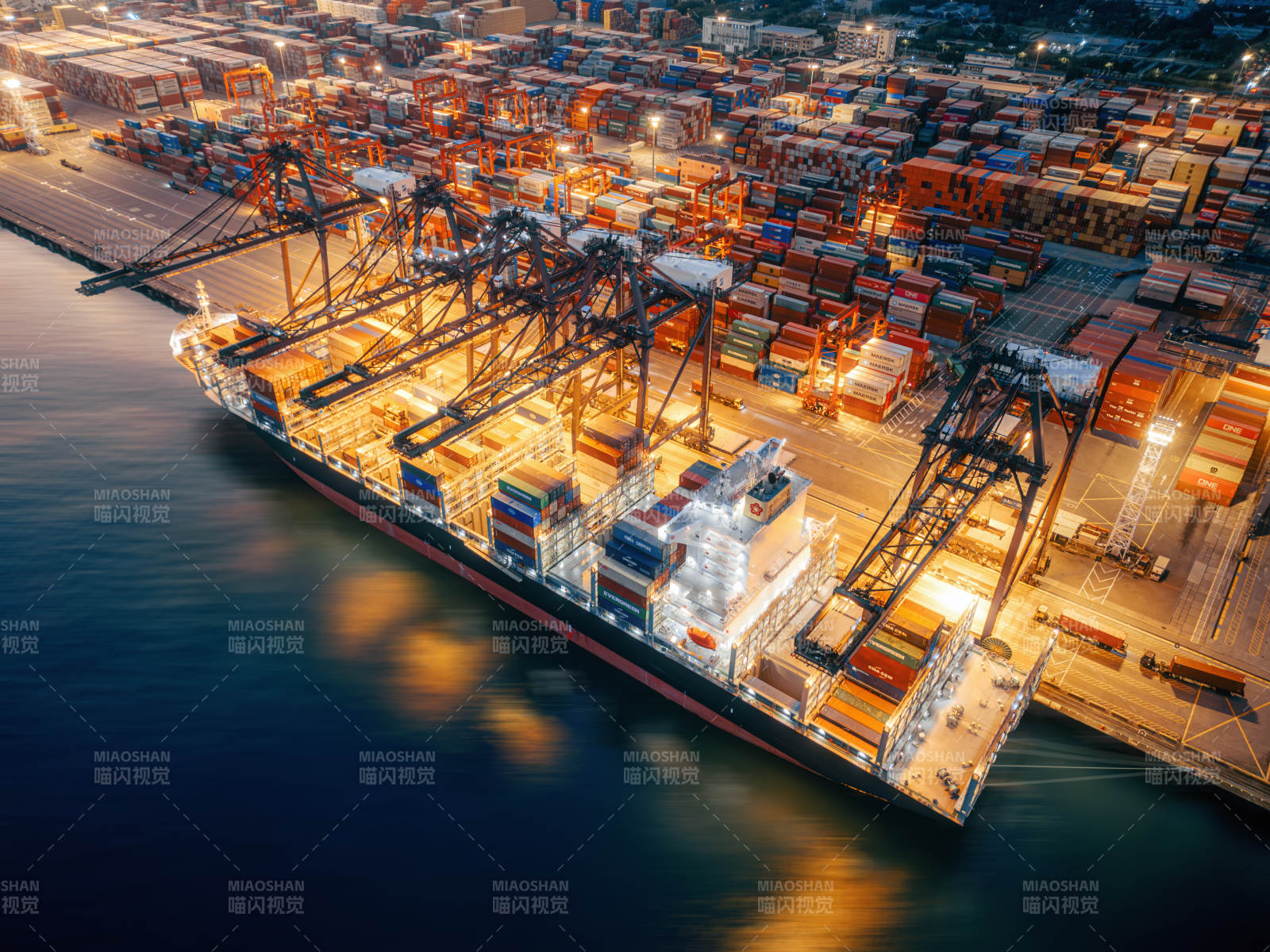 繁忙港口夜景图片