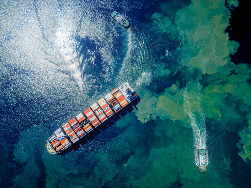 航拍货轮航行图图片