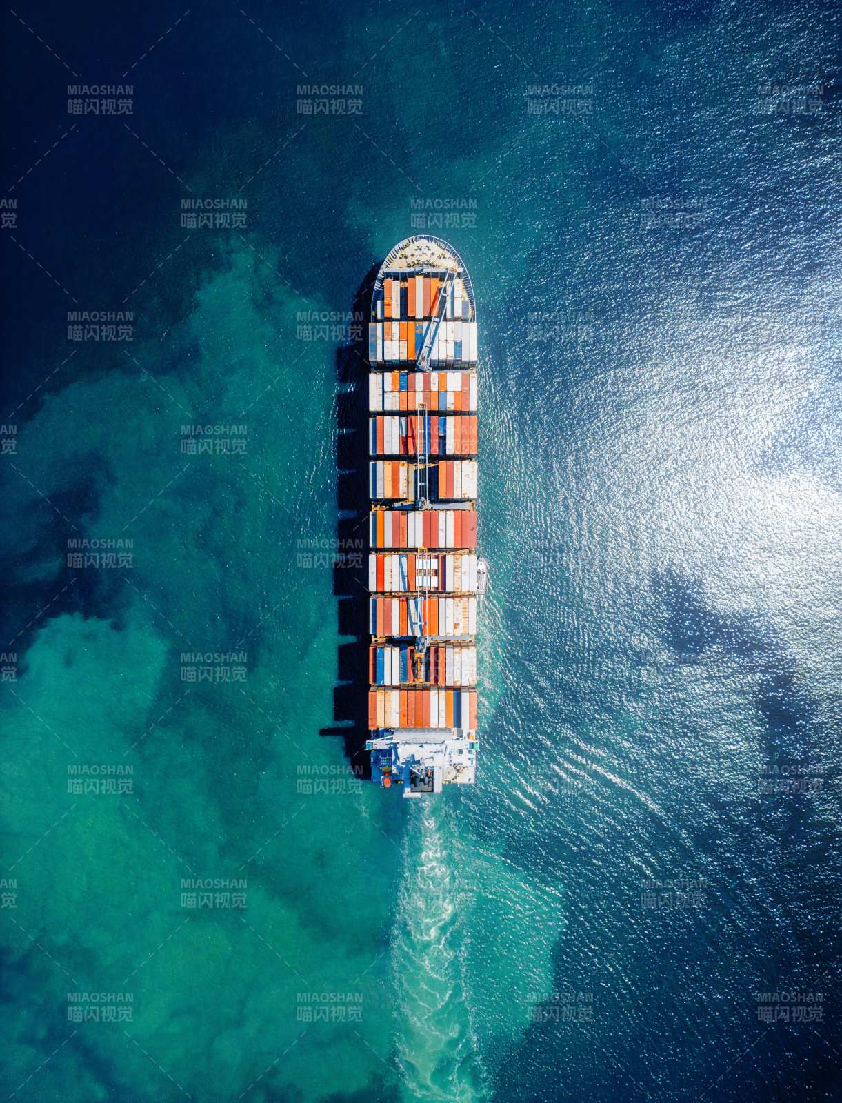 航拍货轮穿行碧海图片