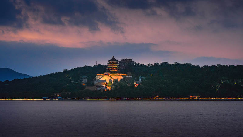 颐和园湖畔图片