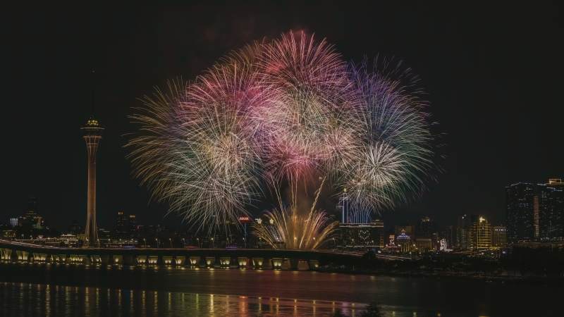 澳门夜空烟花绽放图片