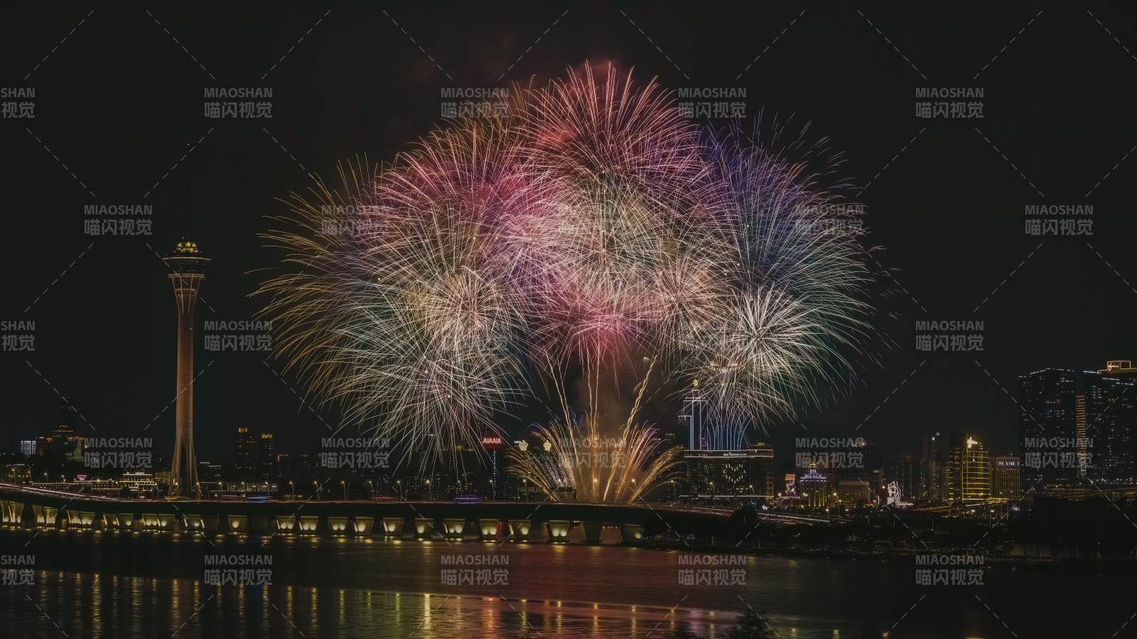 澳门夜空烟花绽放图片