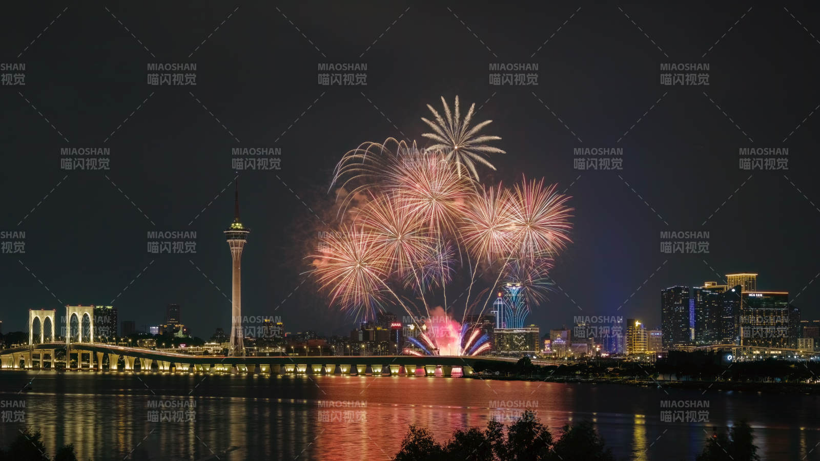 澳门夜景烟花绽放图片