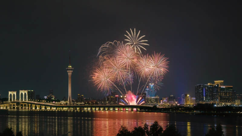 澳门夜景烟花绽放图片