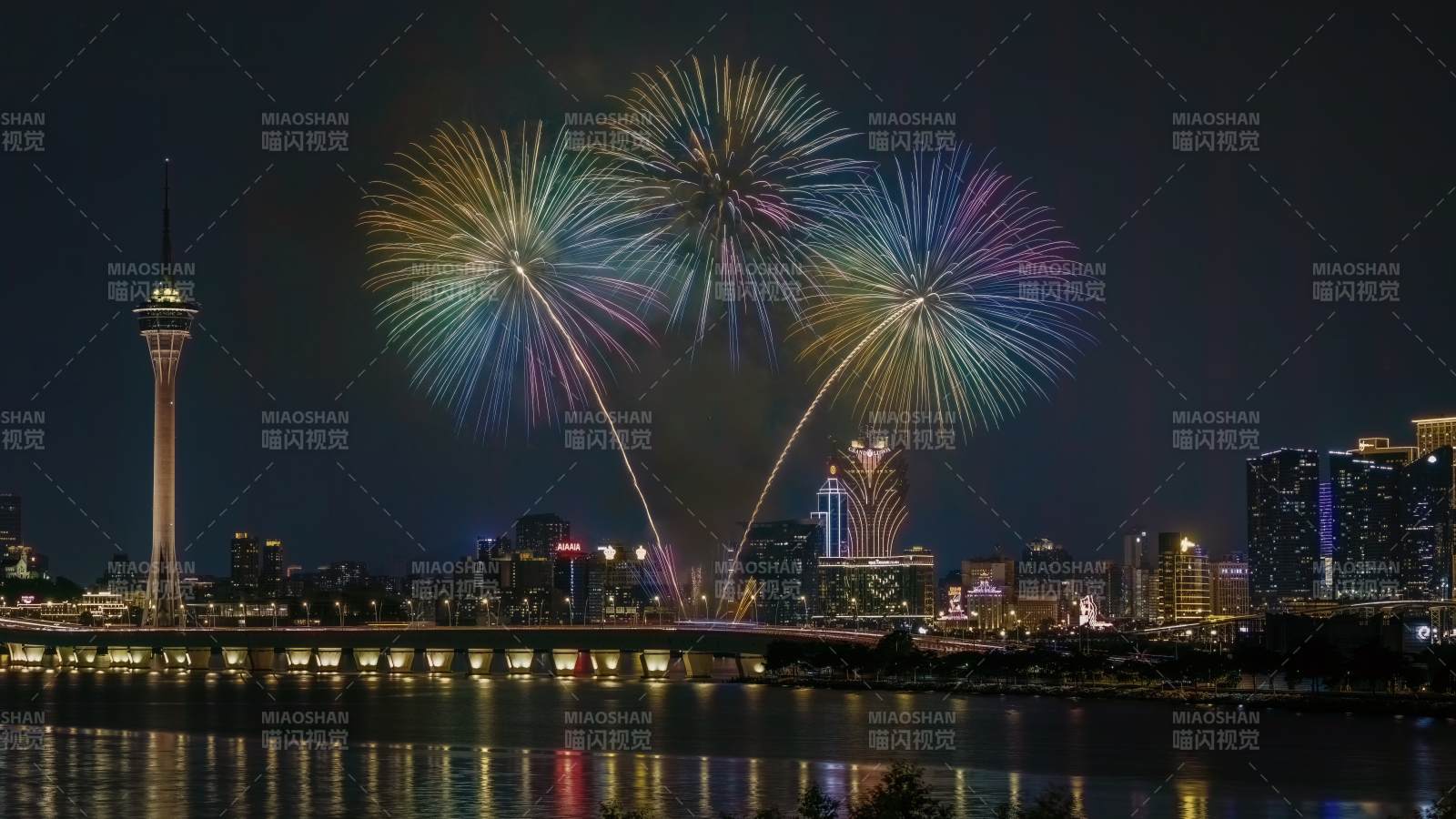 澳门夜空烟花璀璨绽放图片