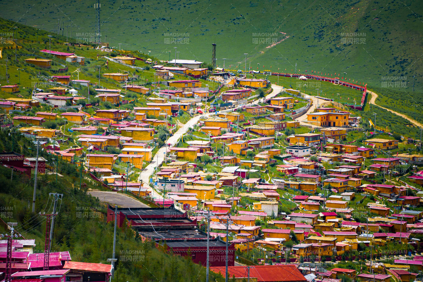 色达佛学院彩色山间村落图片