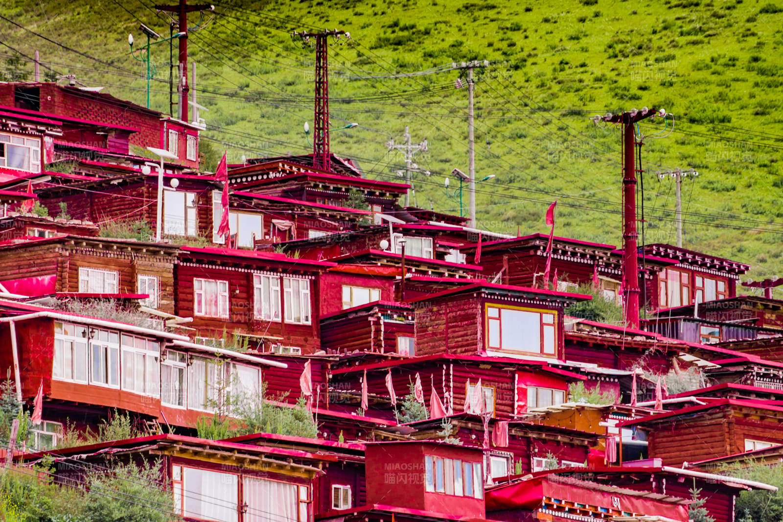 色达佛学院红屋依山而建图片