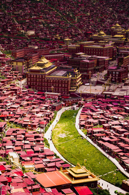 色达佛学院红色屋顶的佛国之城图片