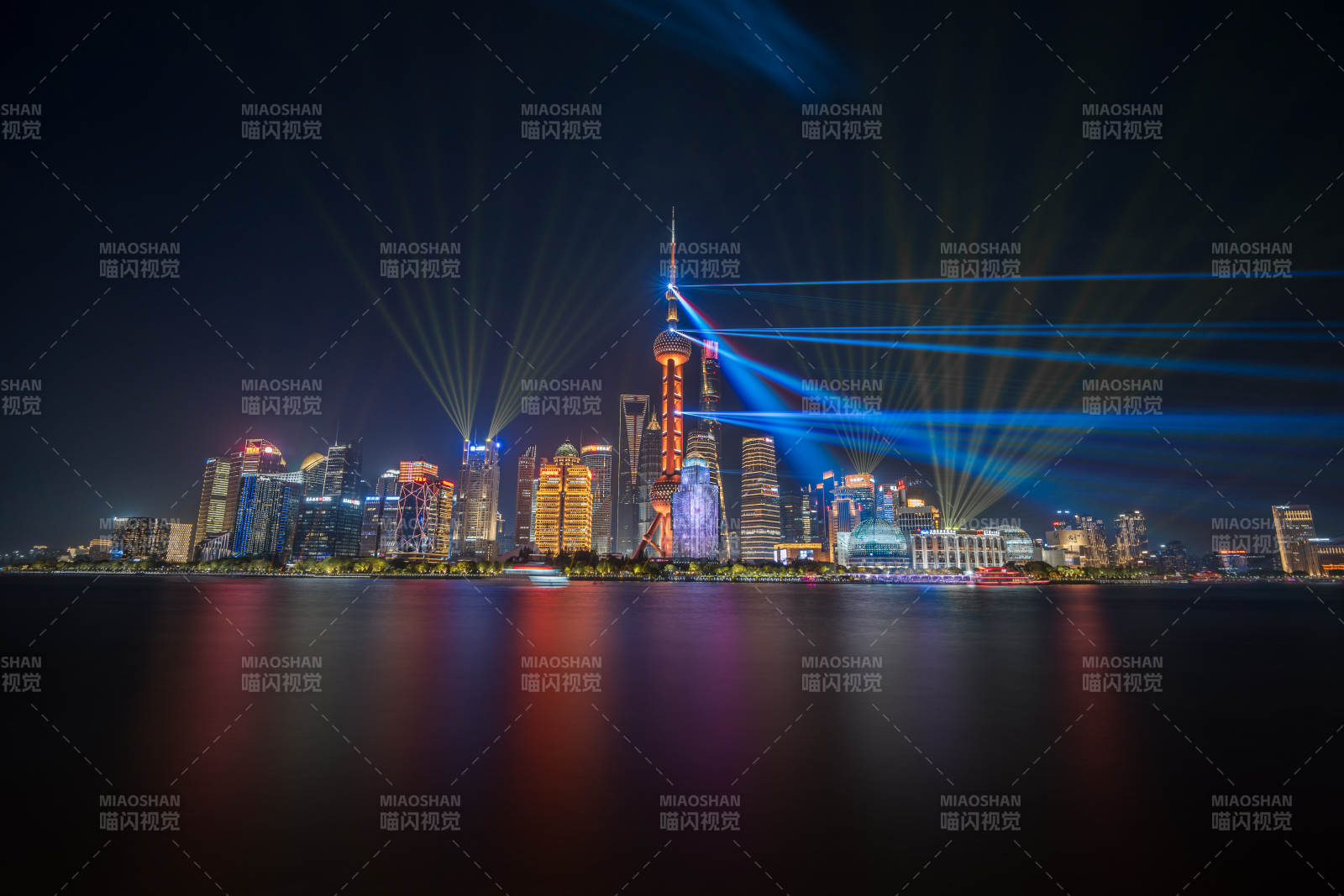 夜幕下的上海东方明珠灯光秀图片