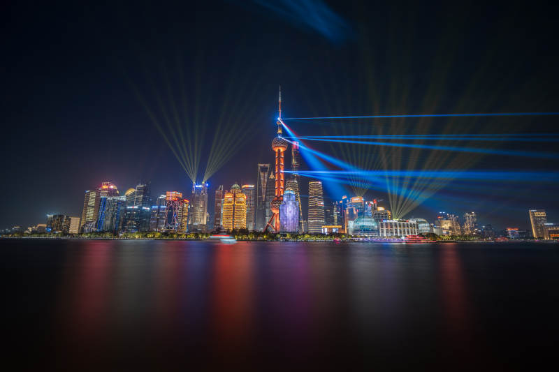 夜幕下的上海东方明珠灯光秀图片