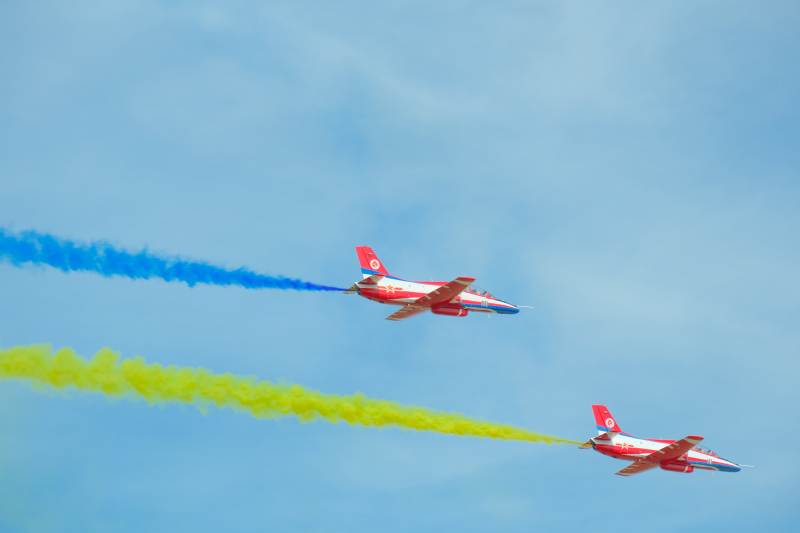 彩烟飞机翱翔天际图片