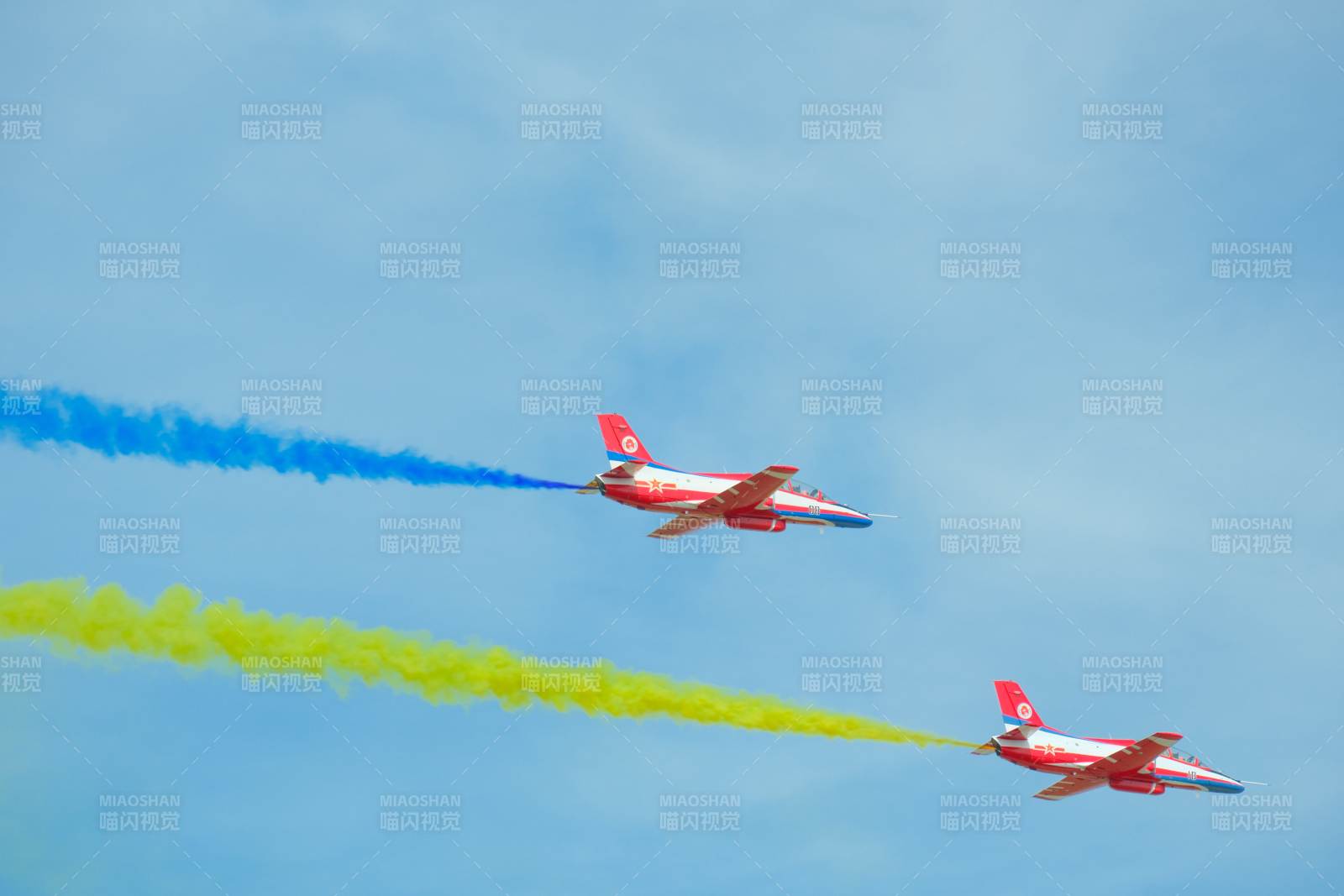 彩烟飞机翱翔天际图片