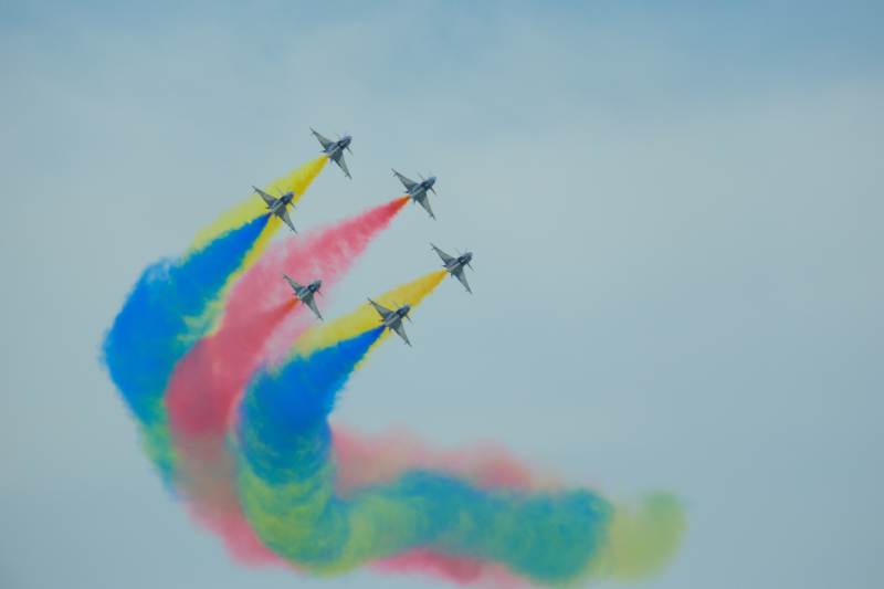 长春航展 彩烟飞舞 飞机编队图片