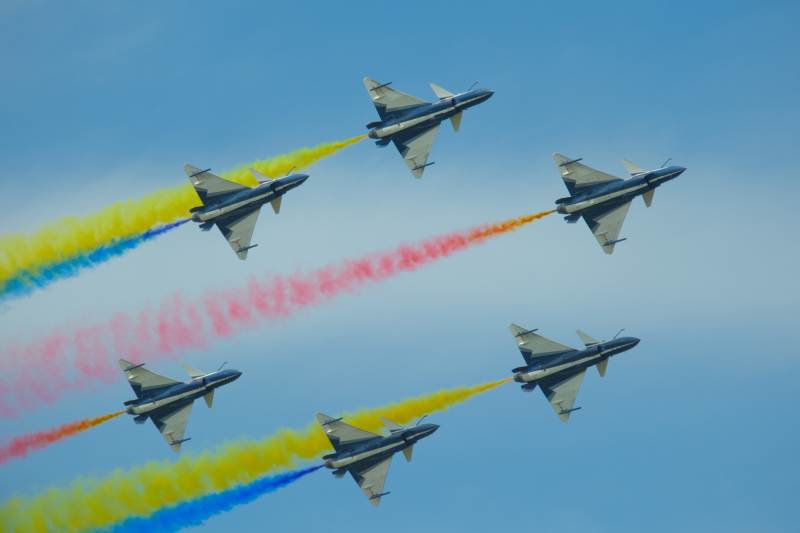 航展彩烟飞舞战斗机编队图片